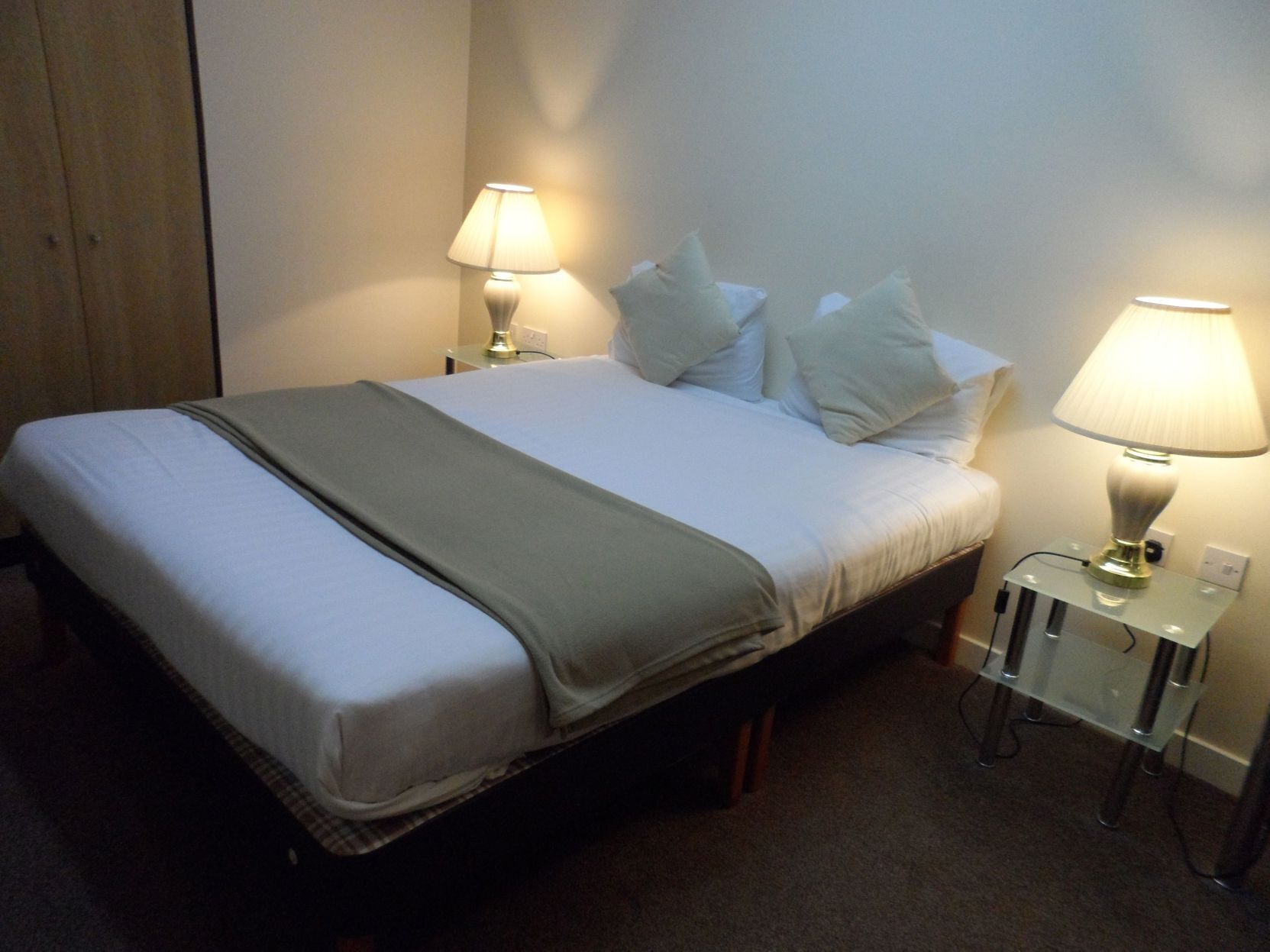 Desk, iron/ironing board, WiFi, bed sheets