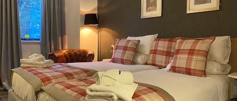 Bureau, fer et planche à repasser, Wi-Fi, draps fournis