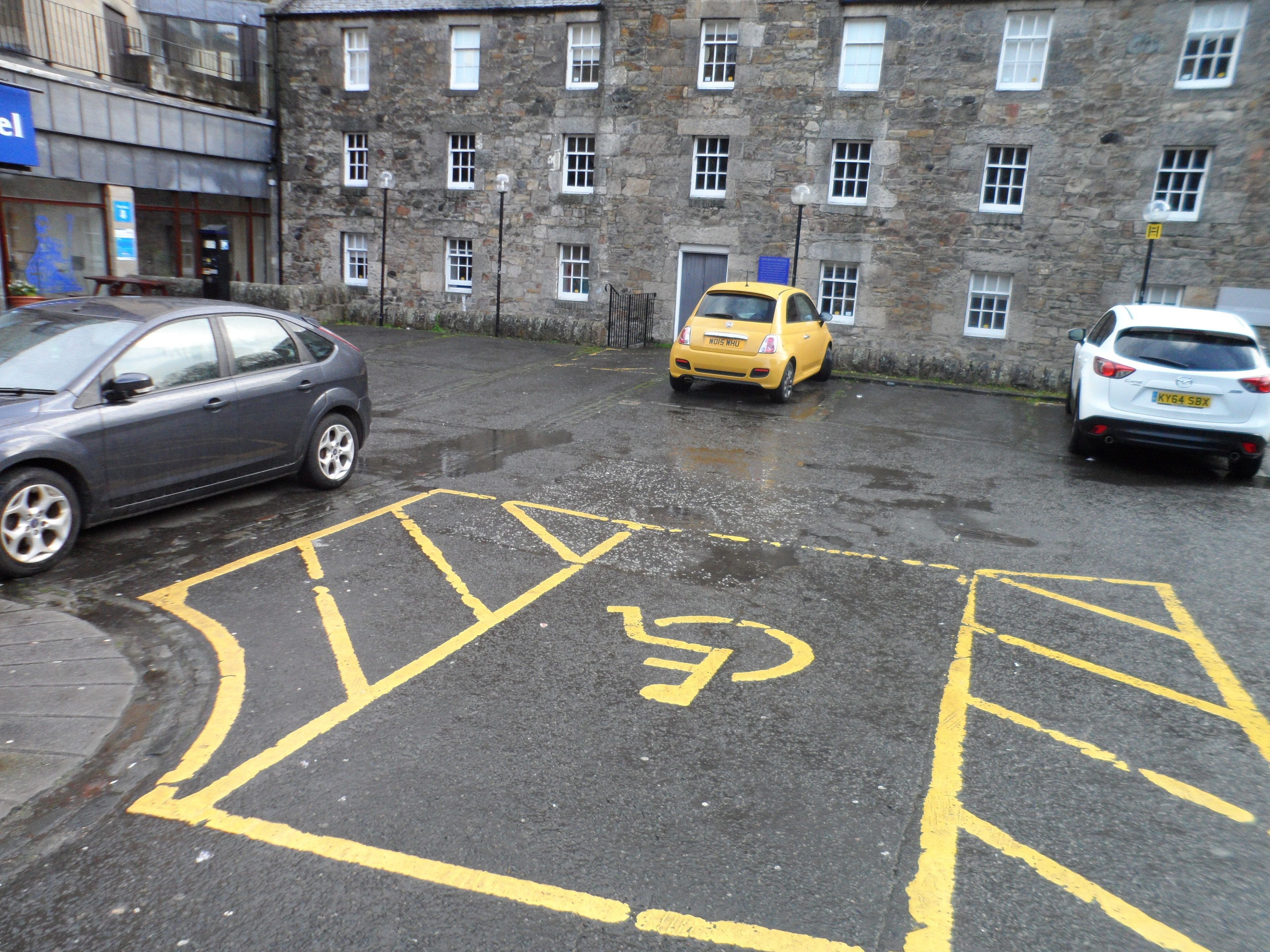 Pysäköintimahdollisuus (7.50 GBP per päivä)