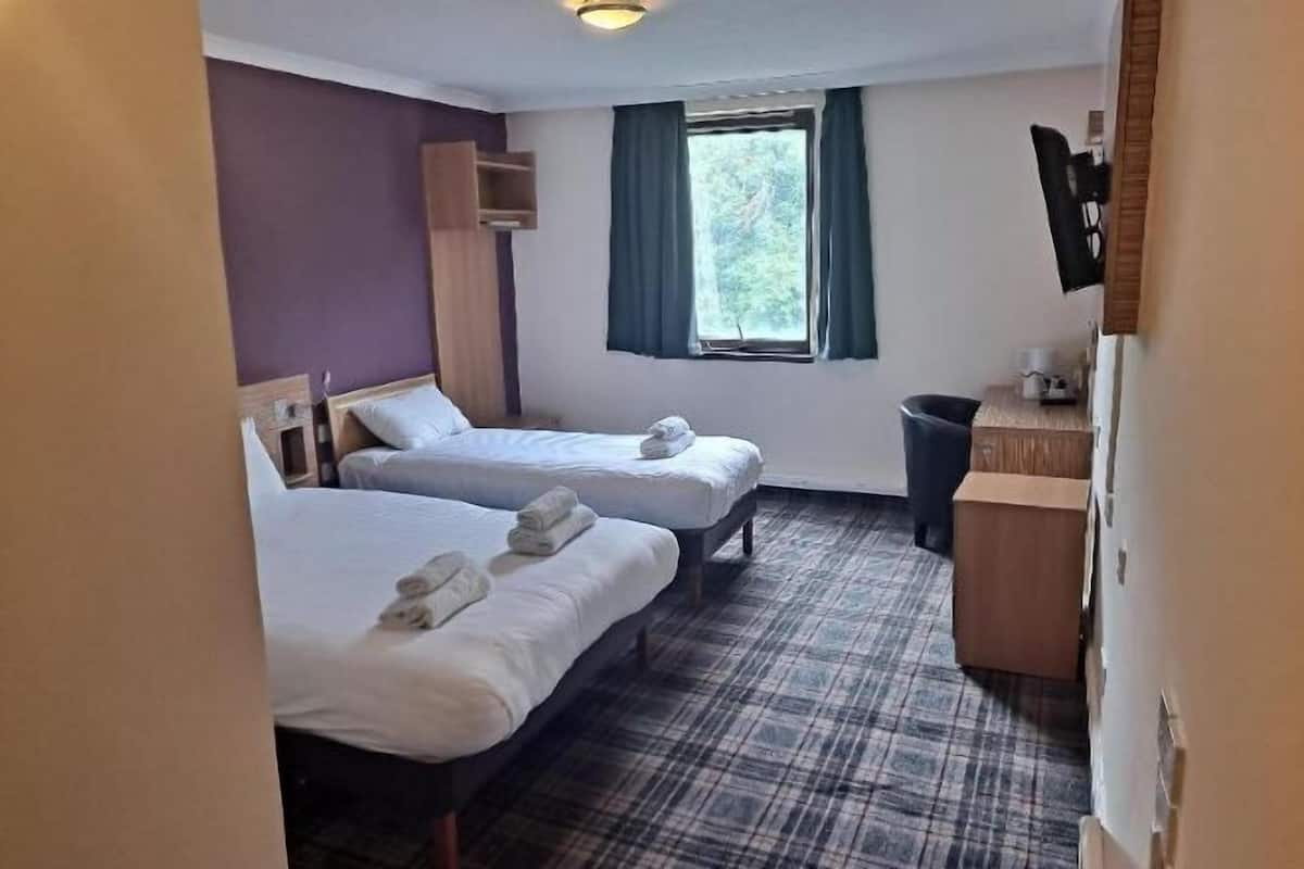 Desk, iron/ironing board, WiFi, bed sheets