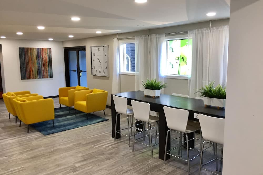 Days Inn & Suites by Wyndham Cincinnati North