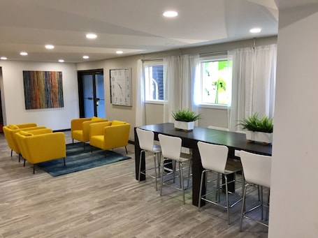 Lobby. Days Inn & Suites by Wyndham Cincinnati North