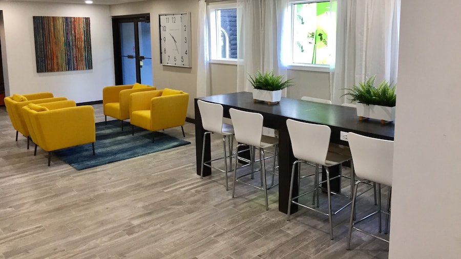 Days Inn & Suites by Wyndham Cincinnati North