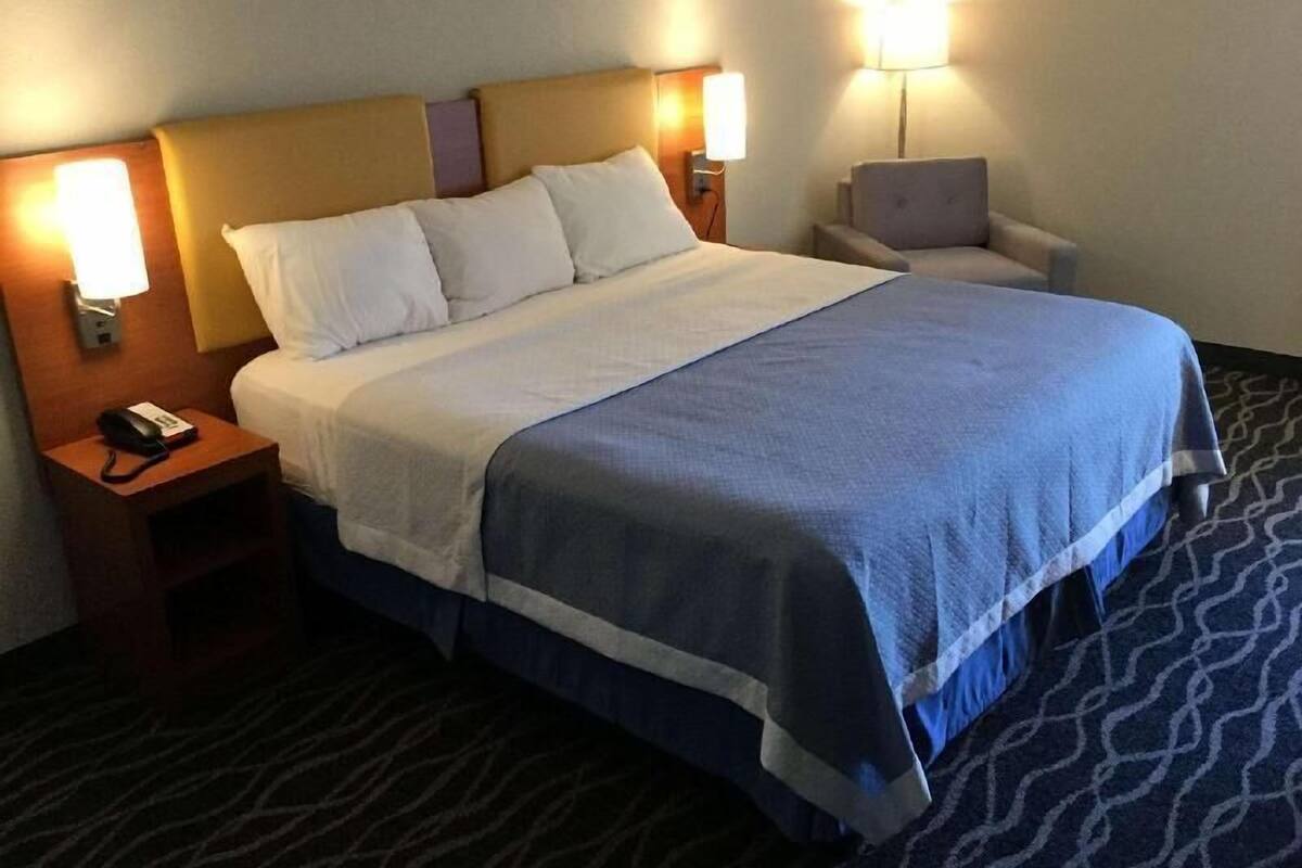 Escritorio y espacio para trabajar con laptop