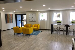 Lobby - Days Inn & Suites by Wyndham Cincinnati North (Cincinnati)
