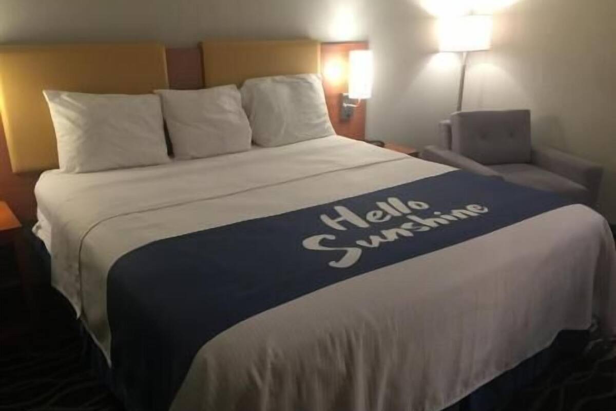 Escritorio y espacio para trabajar con laptop