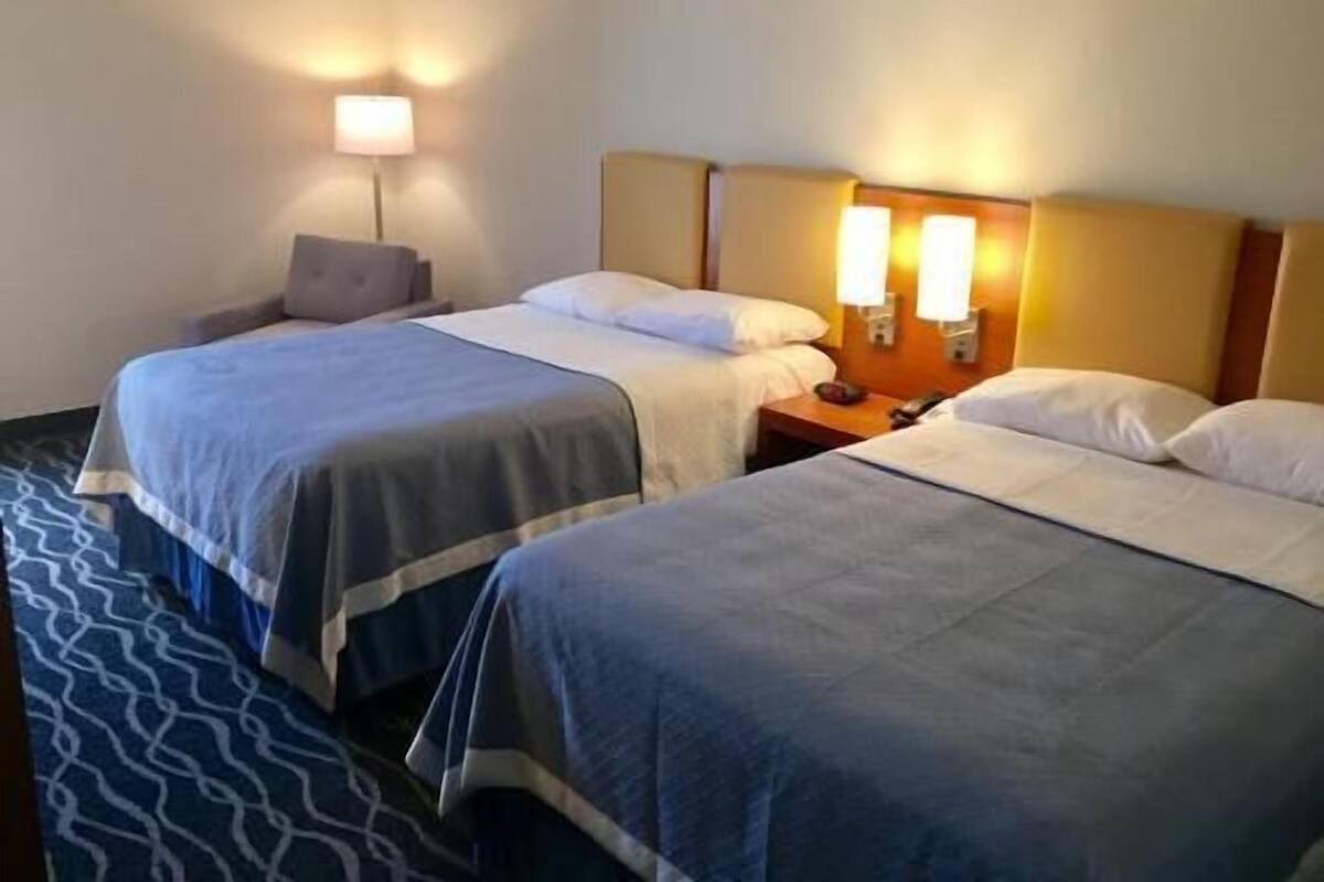 Escritorio y espacio para trabajar con laptop