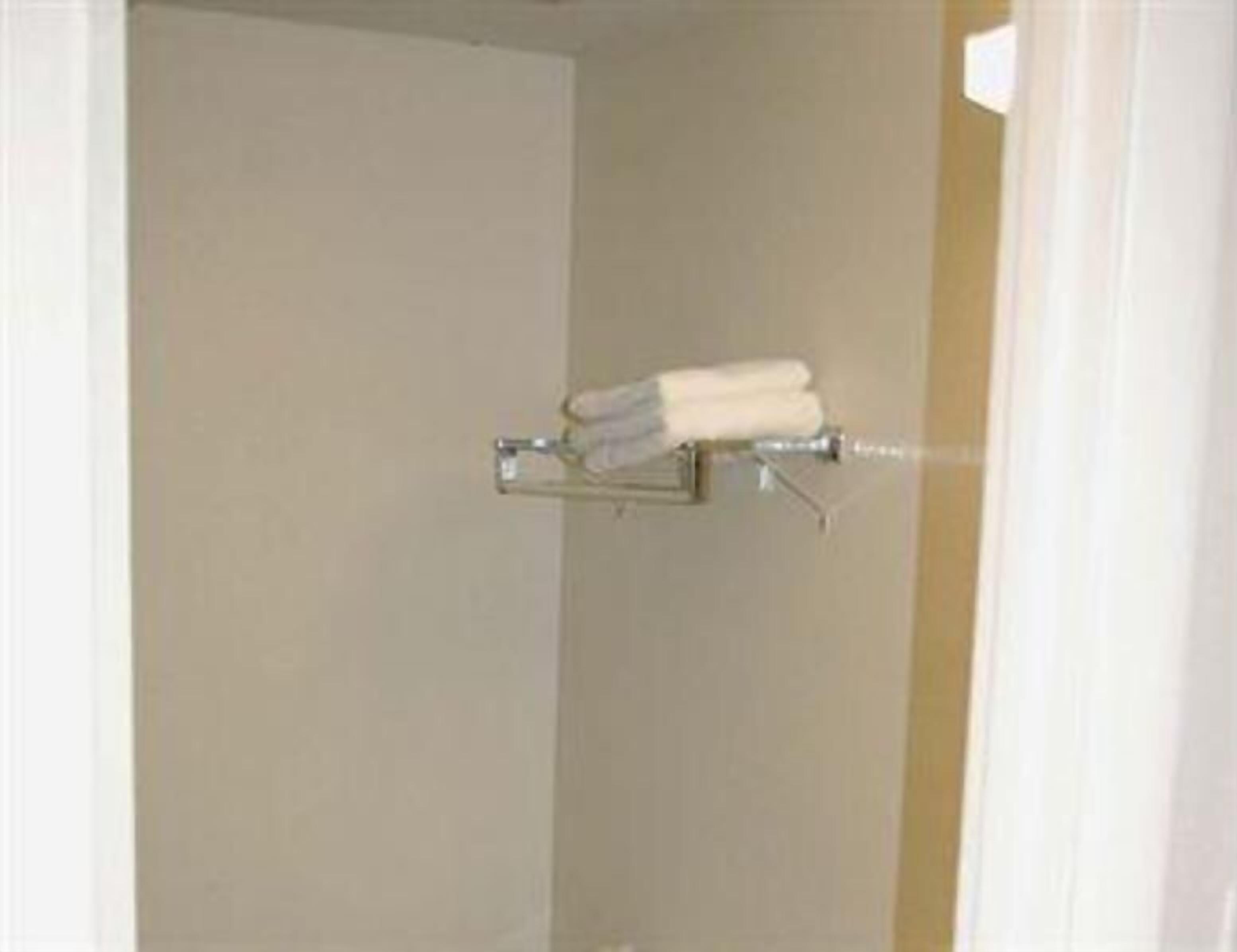 Baño | Tina con regadera, secadora de cabello, toallas 