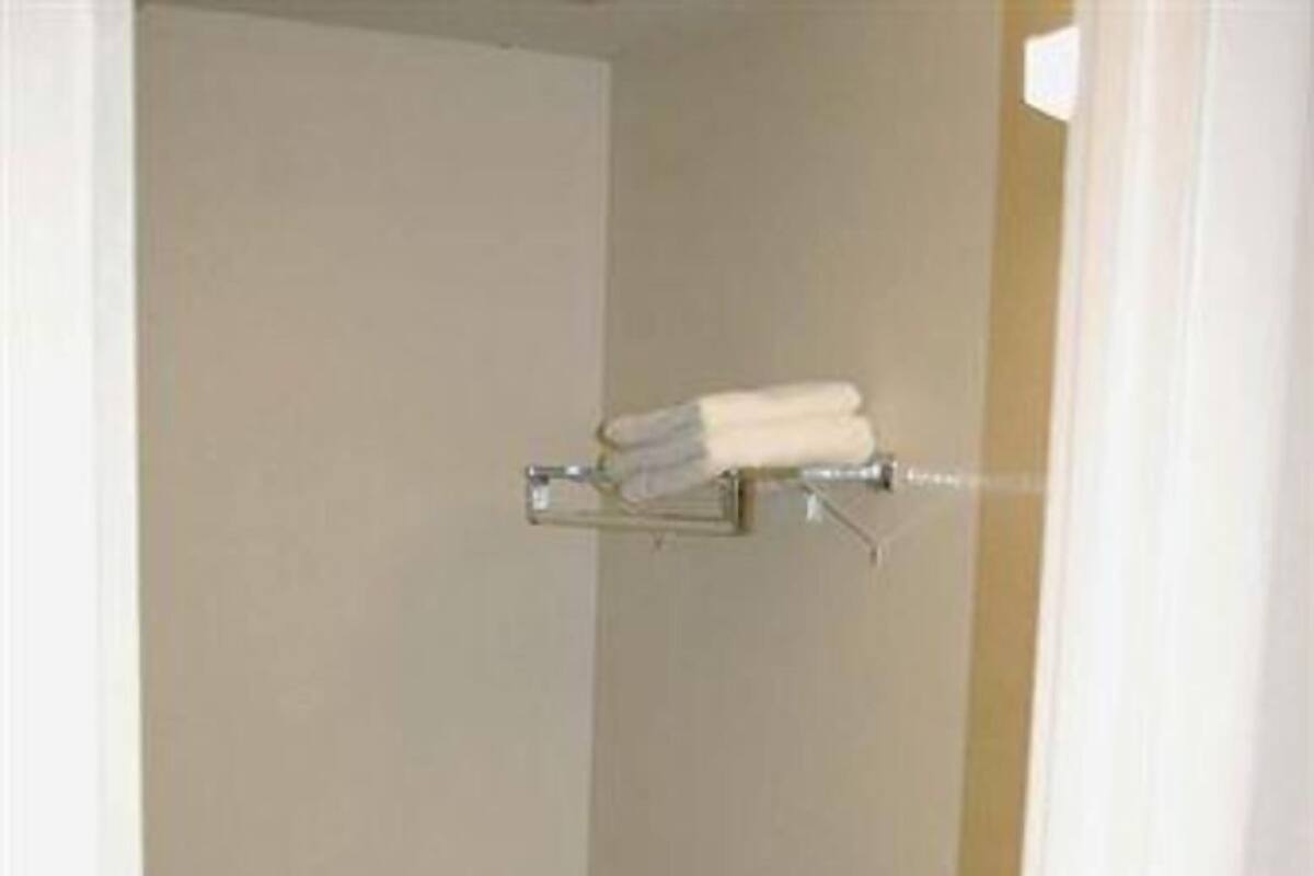 Baño | Tina con regadera, secadora de cabello, toallas