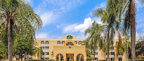 المنشأة من الخارج