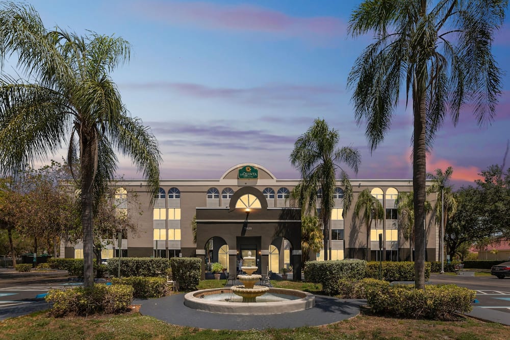 La Quinta Inn & Suites by Wyndham Miami Lakes