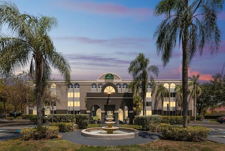 Exterior. La Quinta Inn & Suites by Wyndham Miami Lakes