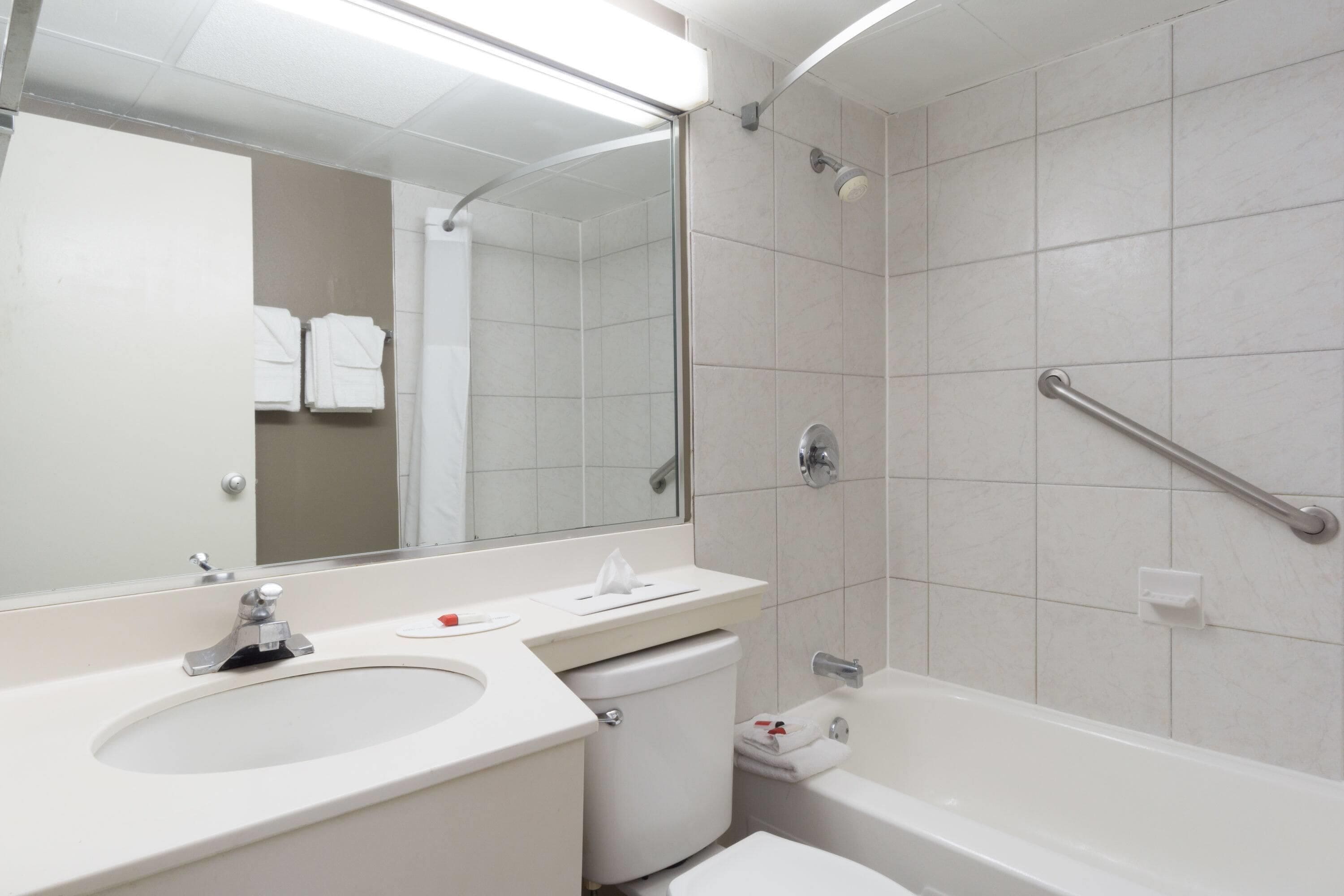 Combined shower/bathtub, rainfall showerhead, free toiletries