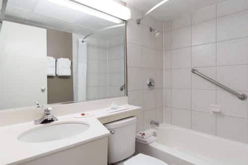 Combined shower/tub, rainfall showerhead, free toiletries, hair dryer