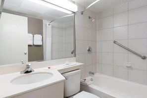 Combined shower/tub, rainfall showerhead, free toiletries, hair dryer