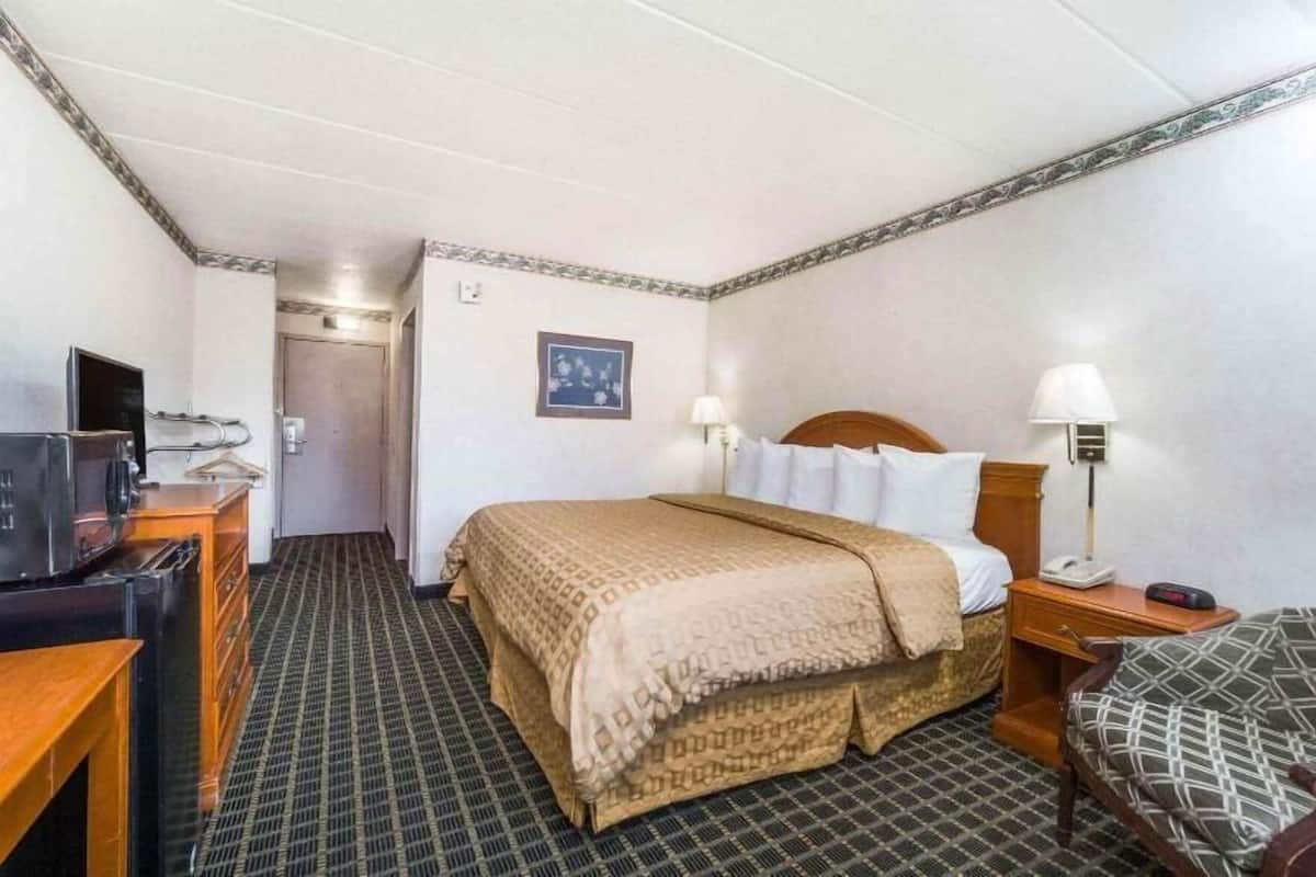 Escritorio, espacio para trabajar con laptop y cortinas blackout