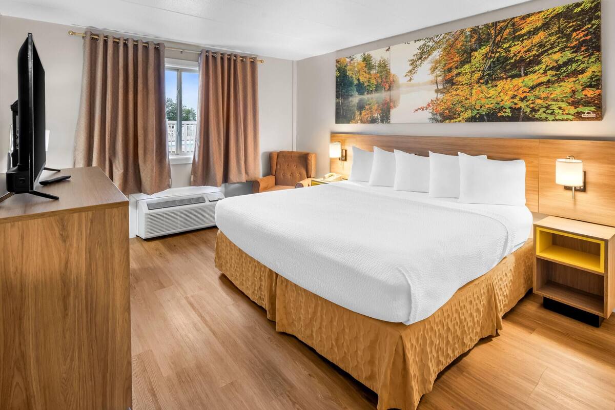 Room, 1 King Bed, Accessible, Non Smoking (Roll-In Shower) | Desk, laptop workspace, blackout drapes, iron/ironing board