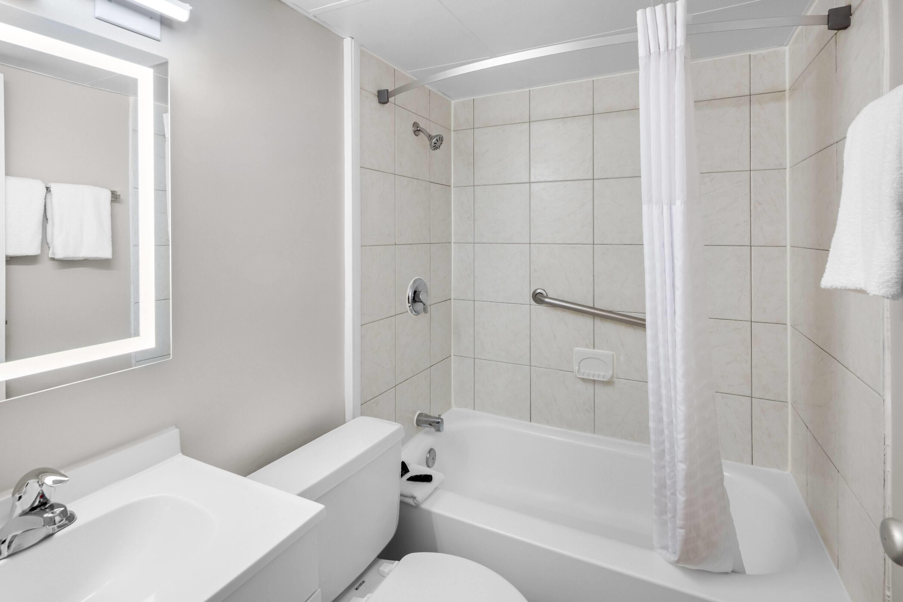 Room, 1 Queen Bed, Non Smoking | Bathroom | Combined shower/tub, rainfall showerhead, free toiletries, hair dryer