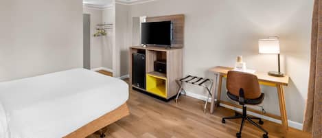 Rom, 1 queensize-seng, ikke-røyk | Skrivebord, skrivebord for bærbar PC og blendingsgardiner