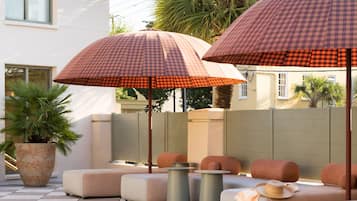 Kolam renang outdoor, dengan payung kolam renang dan kursi berjemur