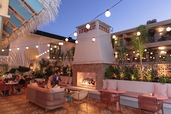 2 bars/lounges, poolside bar at The Ryder Hotel