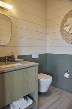 Combined shower/tub, designer toiletries, hair dryer, bathrobes at The Ryder Hotel