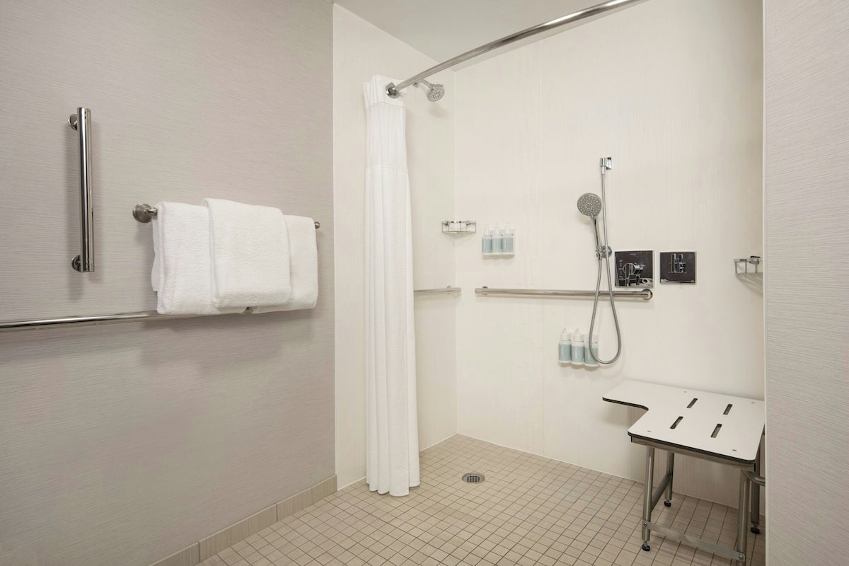 Bañera con ducha, artículos de tocador gratuitos, secador de pelo