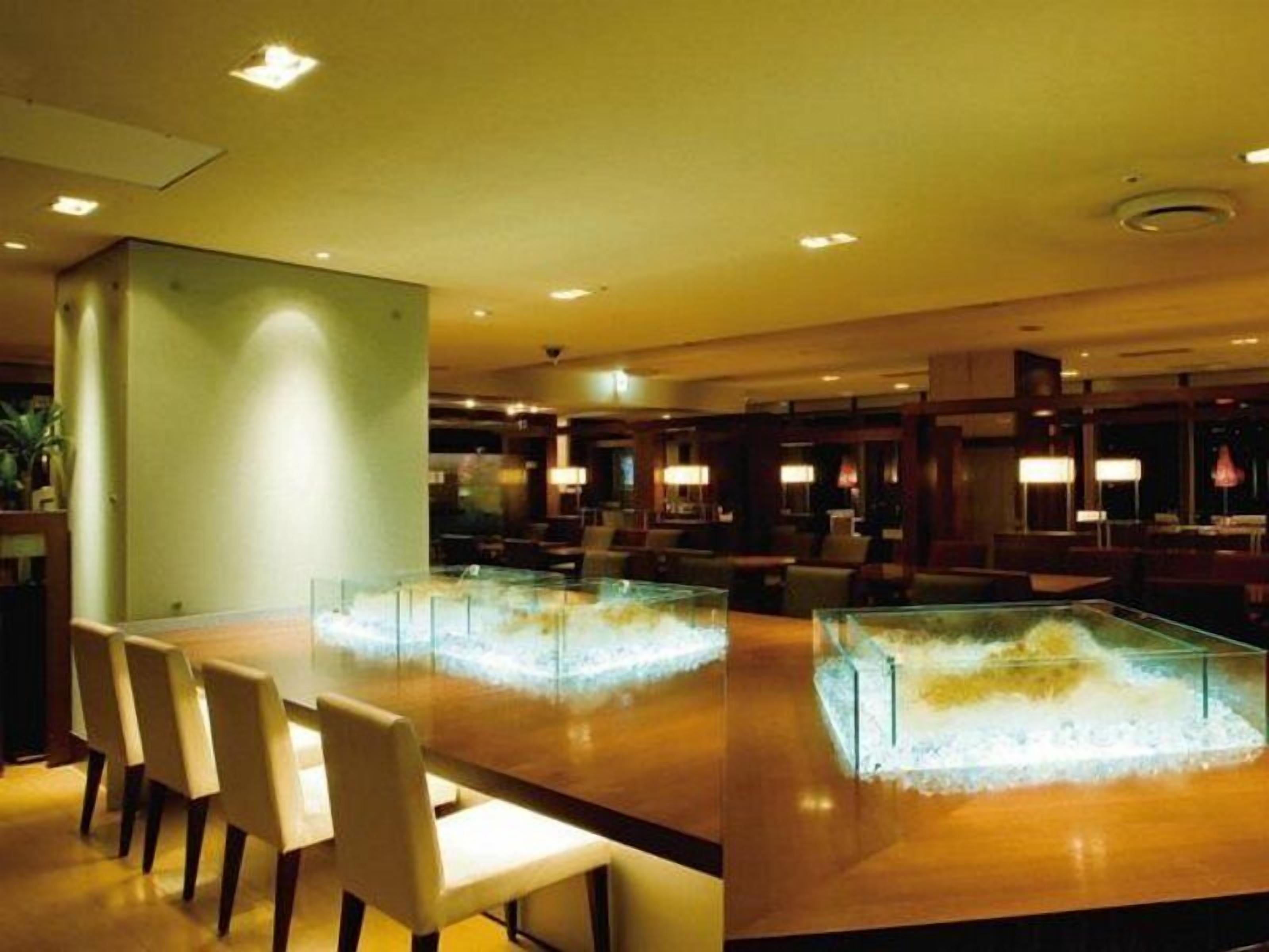 朝食、ランチ、ディナーに営業