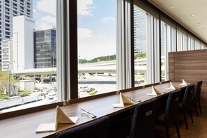 供应早餐、午餐和晚餐