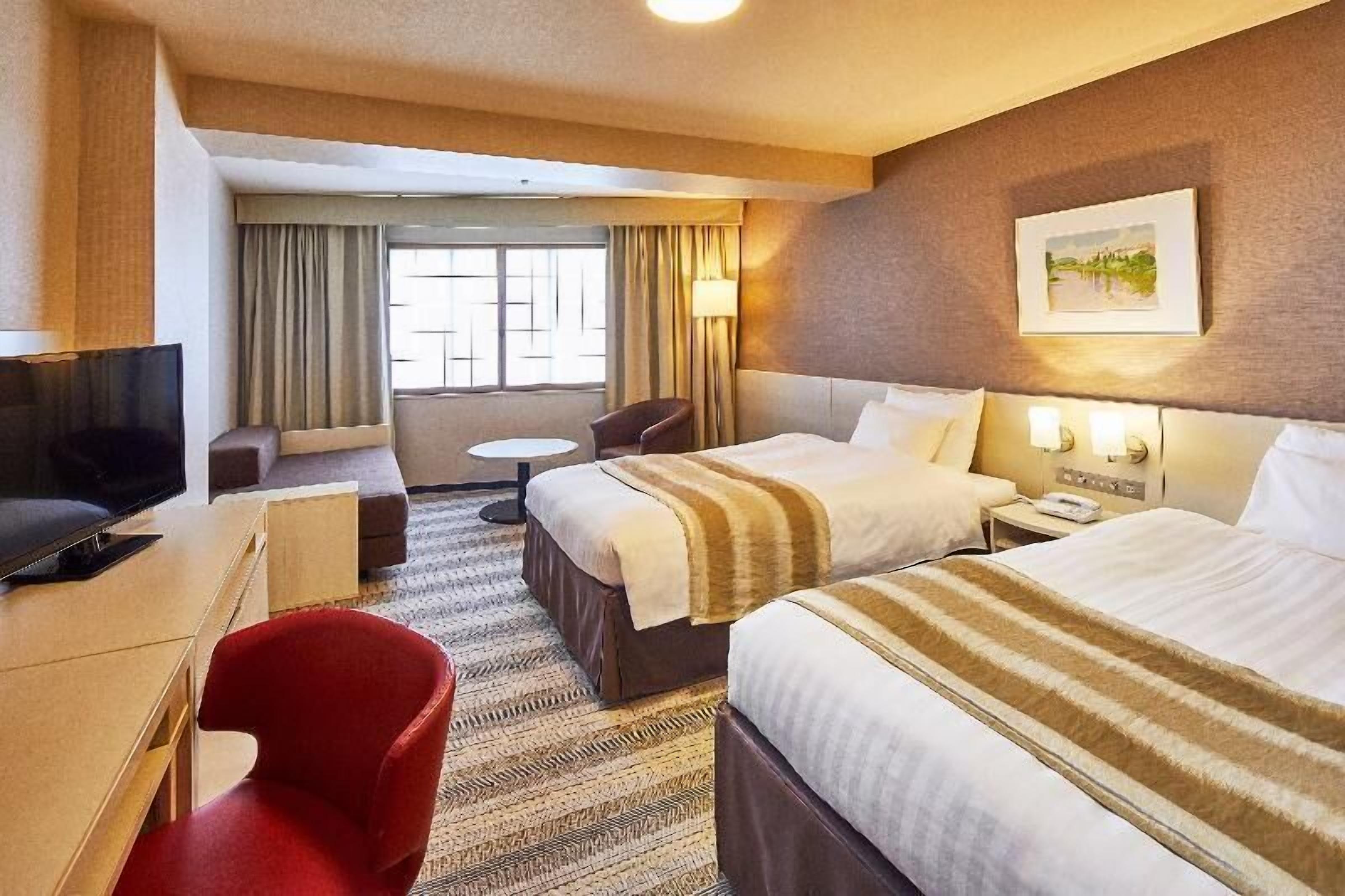 高級寝具、羽毛の掛け布団、遮光カーテン、防音設備