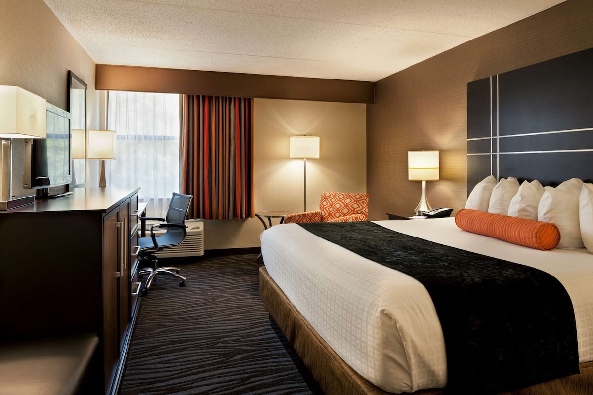 Premium bedding, in-room safe, desk, laptop workspace