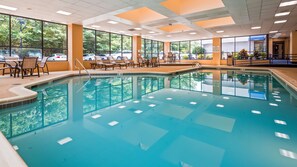 Una piscina cubierta, tumbonas