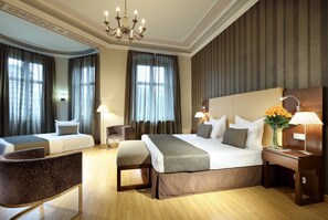 Junior Suite | Hypo-allergenic bedding, minibar, in-room safe, desk - Eurostars Park Hotel Maximilian (Regensburg)