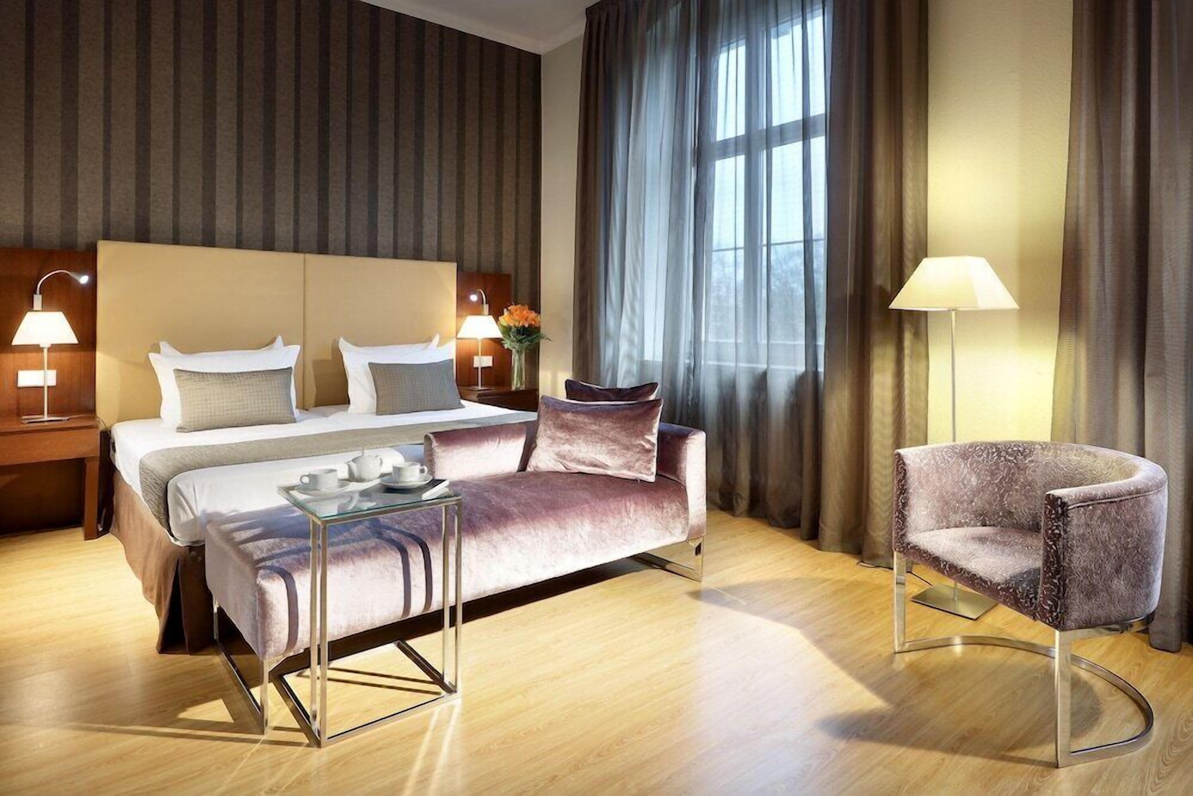 Hypo-allergenic bedding, minibar, in-room safe, desk