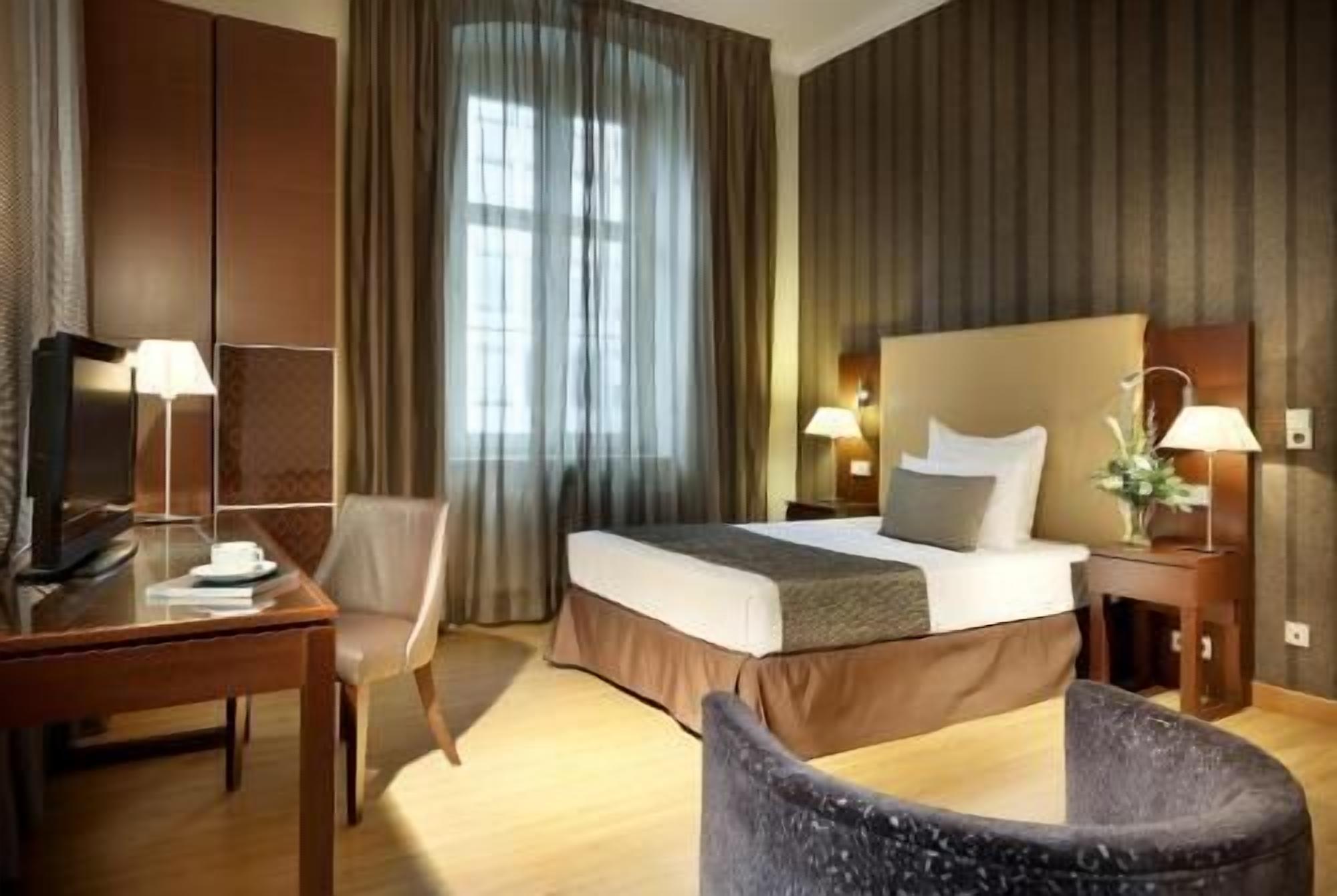 Hypo-allergenic bedding, minibar, in-room safe, desk
