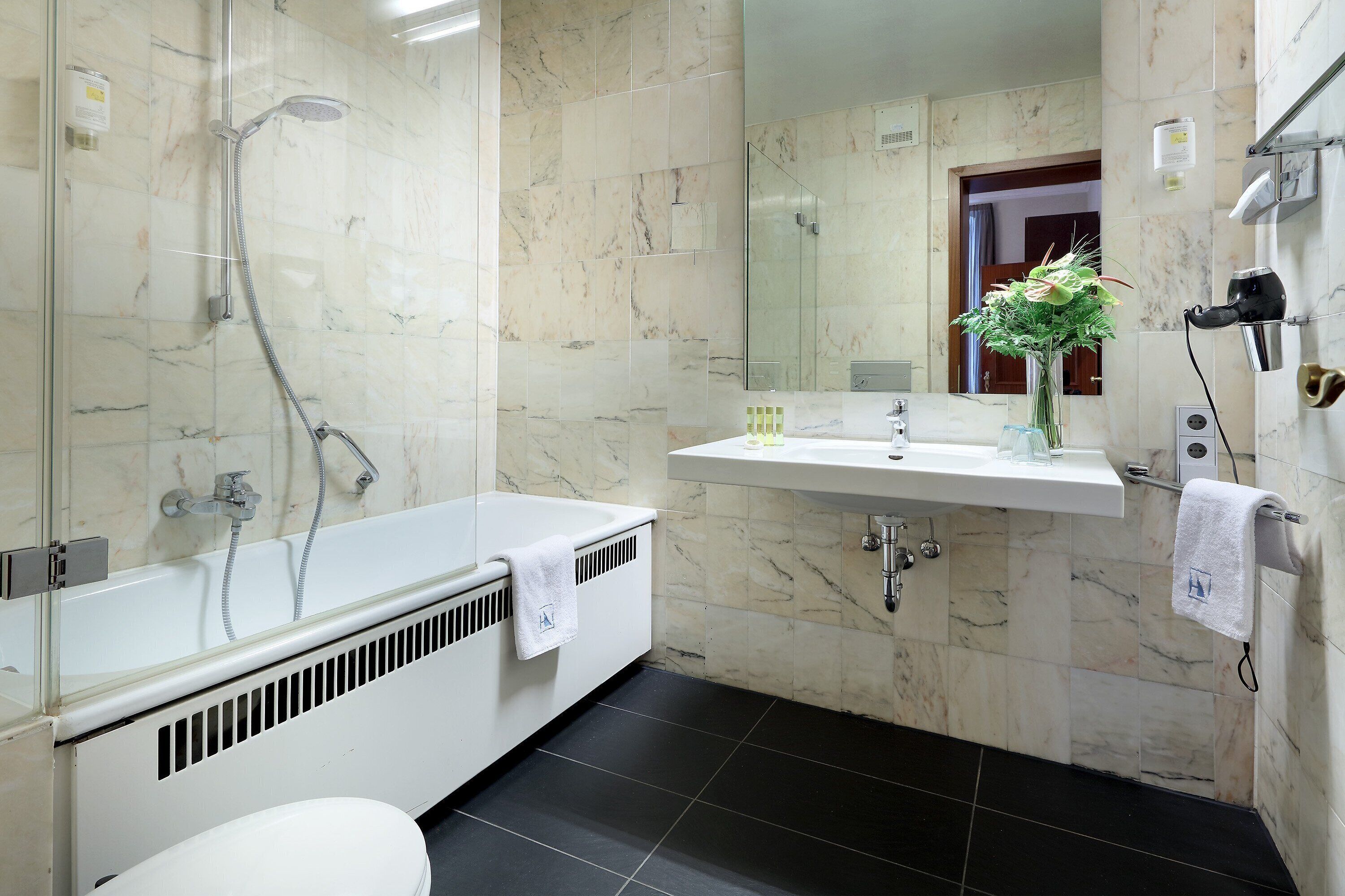 junior suite | bathroom | eco-friendly toiletries, hair dryer, towels