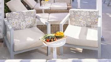 Outdoor pool, pool cabanas (surcharge), pool umbrellas