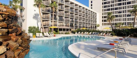 Piscina externa, barracas, guarda-sóis