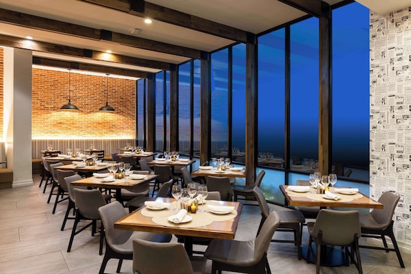 Melayani sarapan, makan siang, makan malam; sajian masakan Amerika