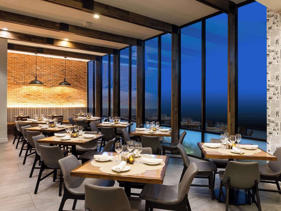 Breakfast, lunch, dinner served; American cuisine