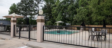 Una piscina al aire libre de temporada