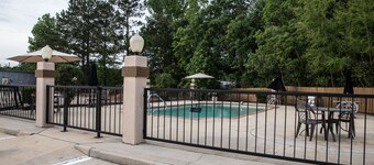Mockingbird Inn & Suites