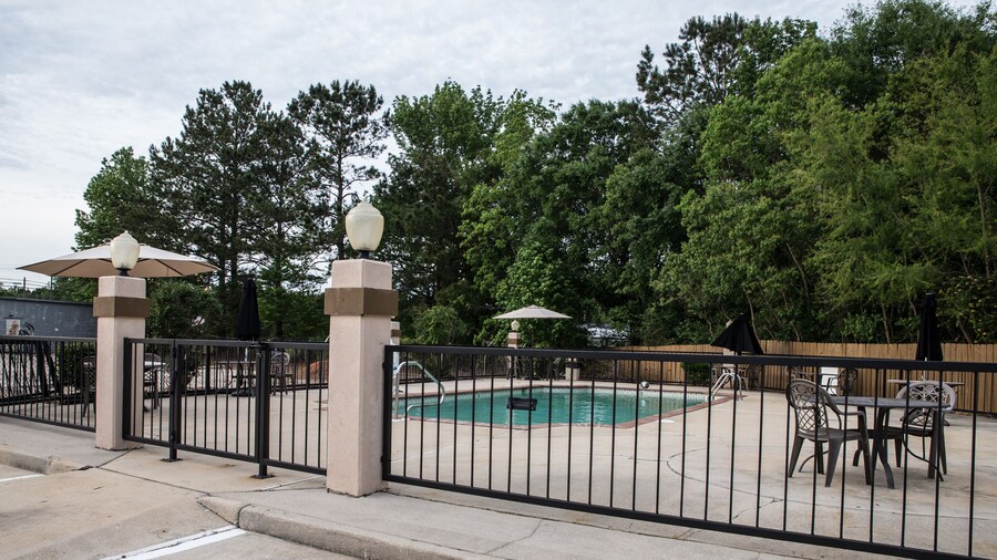 Mockingbird Inn & Suites