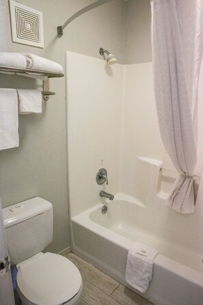 Combined shower/bathtub, free toiletries, towels