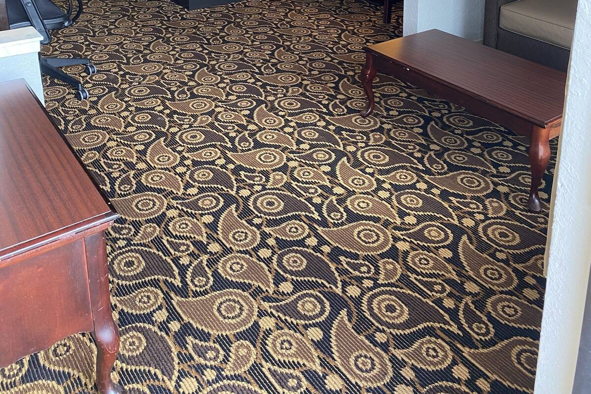أغطية فراش متميزة وخزنة داخل الغرفة ومكتب ومساحة عمل للكمبيوتر المحمول