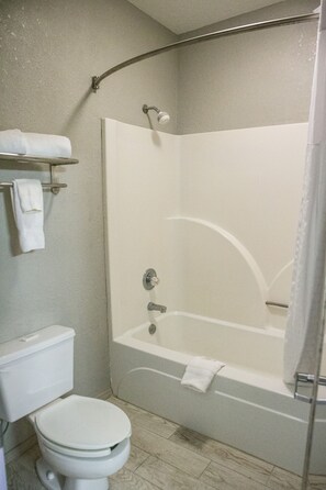 Combined shower/bathtub, free toiletries, towels - Mockingbird Inn & Suites (Monroeville)