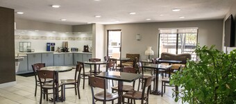 知更鸟套房酒店