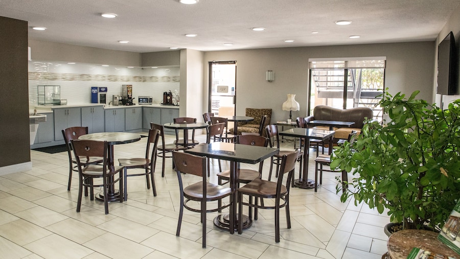 Mockingbird Inn & Suites