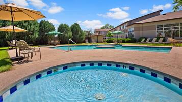 Piscine couverte, chaises longues