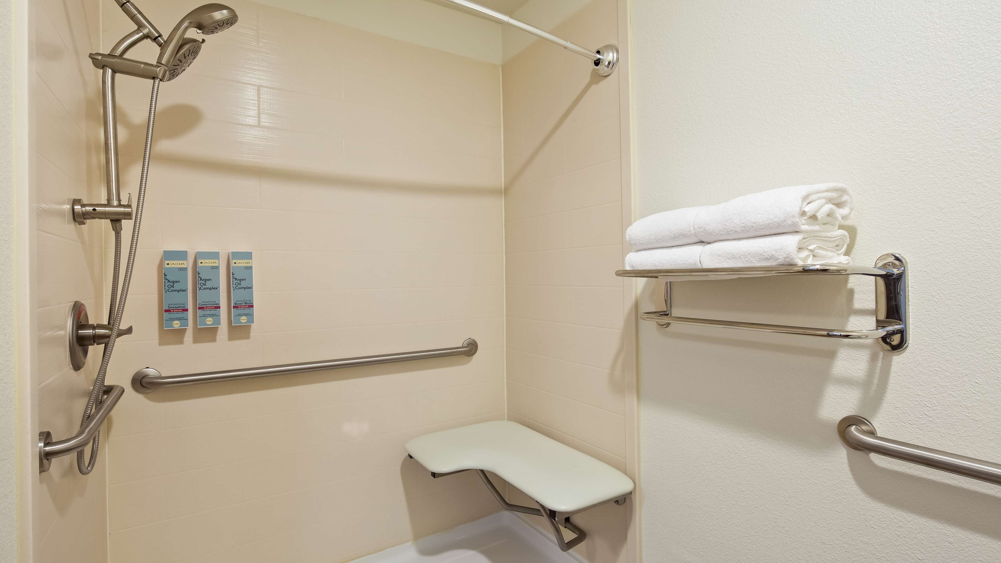 standard room, 1 king bed, accessible, non smoking | bathroom | rainfall showerhead, free toiletries, hair dryer, towels